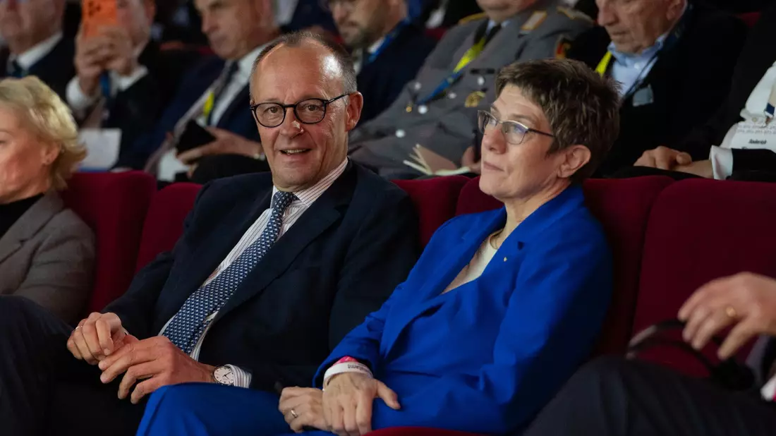 Dass Annegret Kramp-Karrenbauer (CDU) zur Leiterin der Konrad-Adenauer-Stiftung gewählt wurde, entsprach nicht dem Drehbuch von Bundeskanzler Friedrich Merz (CDU). (Archivbild) - Bild: Markus Lenhardt/dpa