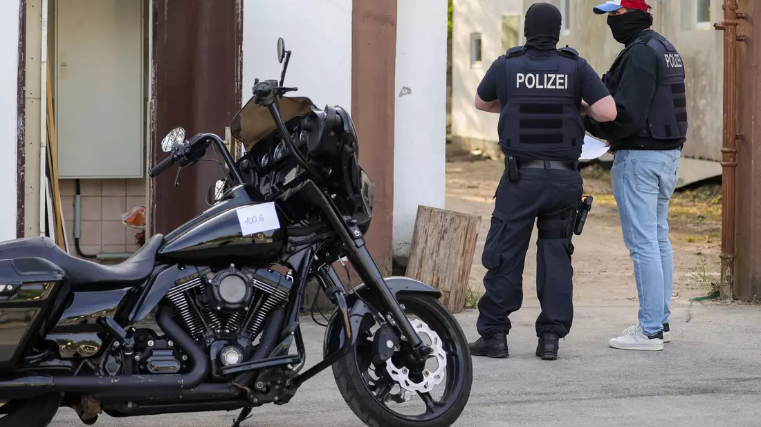 Auch wenn das «Chapter» in Leverkusen im Fokus stand, durchsuchten die Beamten Wohnungen und Geschäftsräumen von Vereinsmitgliedern und Unterstützern in ganz NRW.  - Bild: Christoph Reichwein/dpa