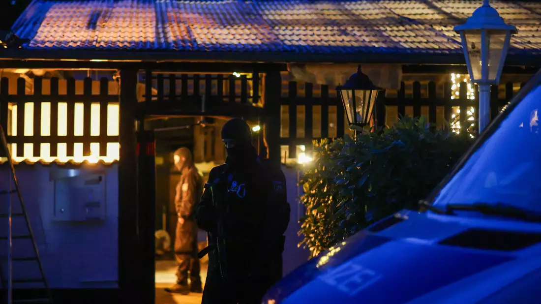 Polizisten vor dem Vereinsheim der «Hells Angels» in Hilden. - Bild: Christoph Reichwein/dpa