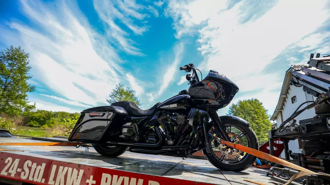 In der Werkstatt eines Mannes in Langenfeld entdeckte die Polizei zahlreiche Motorräder, auch vom Typ Harley-Davidson.  - Bild: Christoph Reichwein/dpa