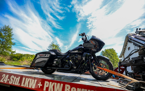 In der Werkstatt eines Mannes in Langenfeld entdeckte die Polizei zahlreiche Motorräder, auch vom Typ Harley-Davidson.  - Foto: Christoph Reichwein/dpa