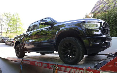 Auch dieses Auto wurde beschlagnahmt. - Foto: Gianni Gattus/dpa
