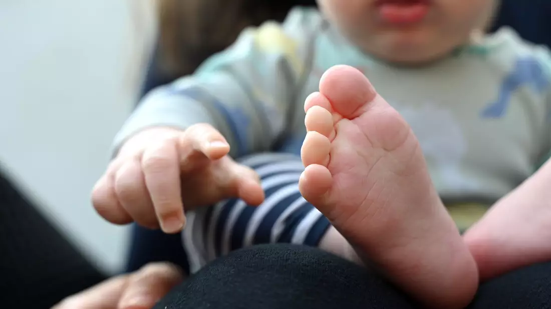Rund 654.300 Babys wurden vergangenes Jahr in Deutschland geboren (Symbolbild). - Bild: Elisa Schu/dpa