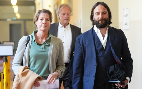 Christina Block (l) auf dem Weg in den Gerichtssaal. - Foto: Marcus Brandt/dpa