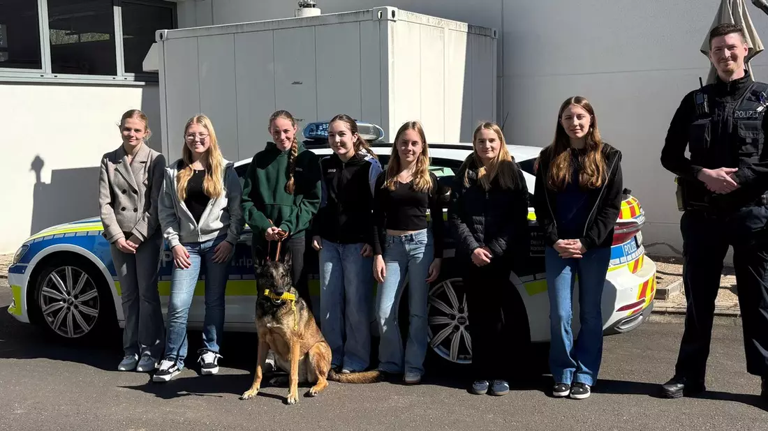 POL-PDTR: Girls Day bei der Polizeiinspektion Saarburg und der Polizeiwache Konz - Bild: presseportal.de