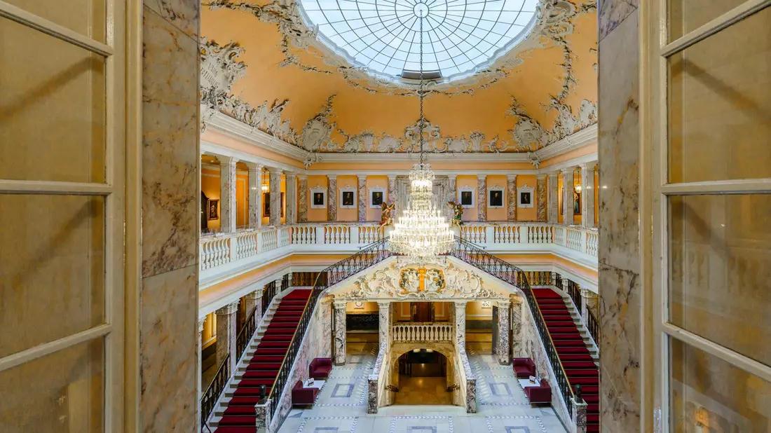 «Schloss Henkell» nennt sich der Hauptsitz der Sektkellerei Henkel Freixenet in Wiesbaden. (Archivbild) - Bild: Andreas Arnold/dpa