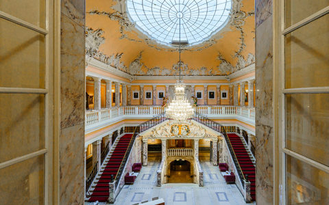 «Schloss Henkell» nennt sich der Hauptsitz der Sektkellerei Henkel Freixenet in Wiesbaden. (Archivbild) - Foto: Andreas Arnold/dpa