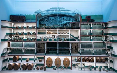 Ein Modell der Kellereiräume über dem sieben Stockwerken tiefen Weinkeller der Henkell Freixenet-Sektkellerei. (Archivbild) - Foto: Helmut Fricke/dpa