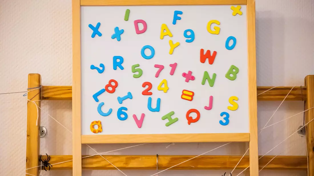 Die Unterschiede bei den Bildungschancen beginnen schon in der Grundschule. (Symbolbild) - Bild: Christoph Soeder/dpa