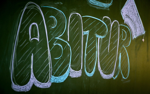 Jungs machen seltener Abitur. (Symbolbild) - Foto: Sina Schuldt/dpa