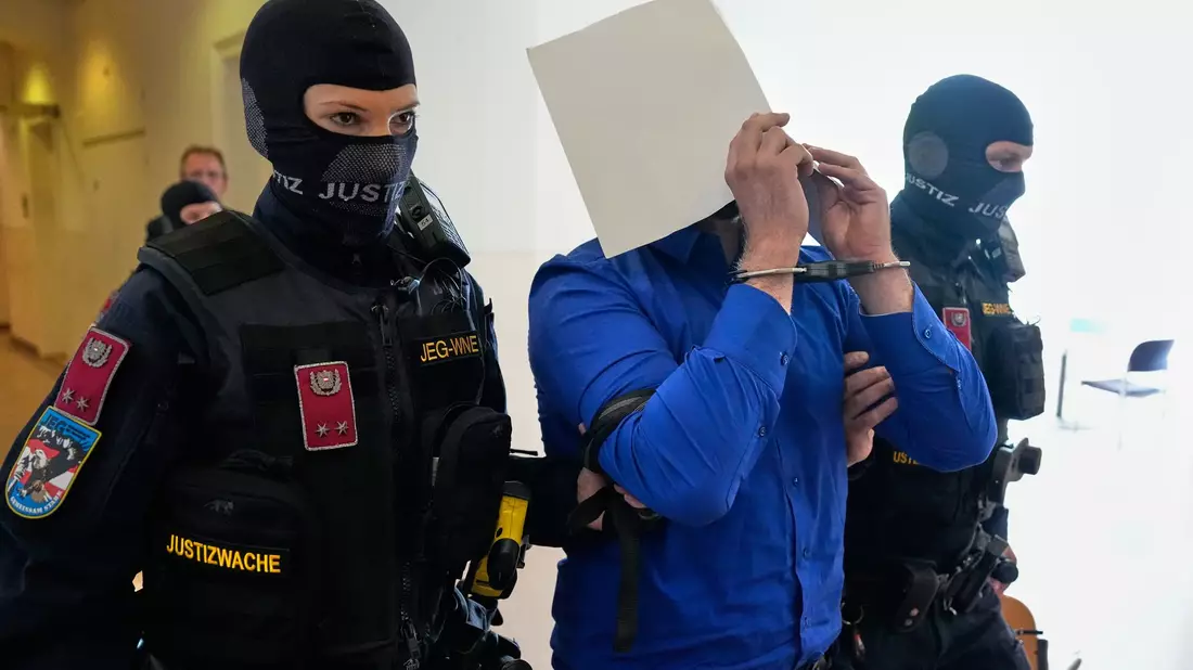 Der Hauptangeklagte im Prozess um die abgesagten Taylor-Swift-Konzerte in Wien hat Anschlagspläne gestanden.  - Bild: Matthias Schrader/AP/dpa