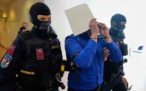 Der Hauptangeklagte im Prozess um die abgesagten Taylor-Swift-Konzerte in Wien hat Anschlagspläne gestanden.  - Foto: Matthias Schrader/AP/dpa