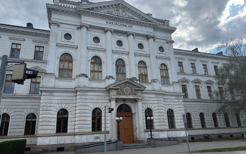Das Landesgericht Wiener Neustadt ist Schauplatz des Prozesses rund um das mutmaßliche Swift-Attentat. - Foto: Matthias Röder/dpa