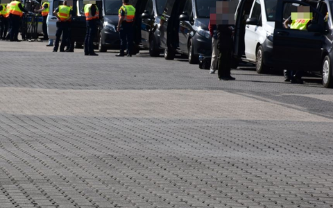 HZA-KR: 180 Einsatzkräfte im Einsatz - drei verletzte Personen, zahlreiche illegale Arbeitnehmer Zoll geht in Mönchengladbach gegen illegale Beschäftigung vor - Foto: presseportal.de