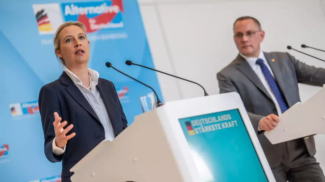 Die AfD von Alice Weidel und Tino Chrupalla hat in jüngsten Umfragen klar die Nase vorn. (Archivbild) - Bild: Michael Kappeler/dpa