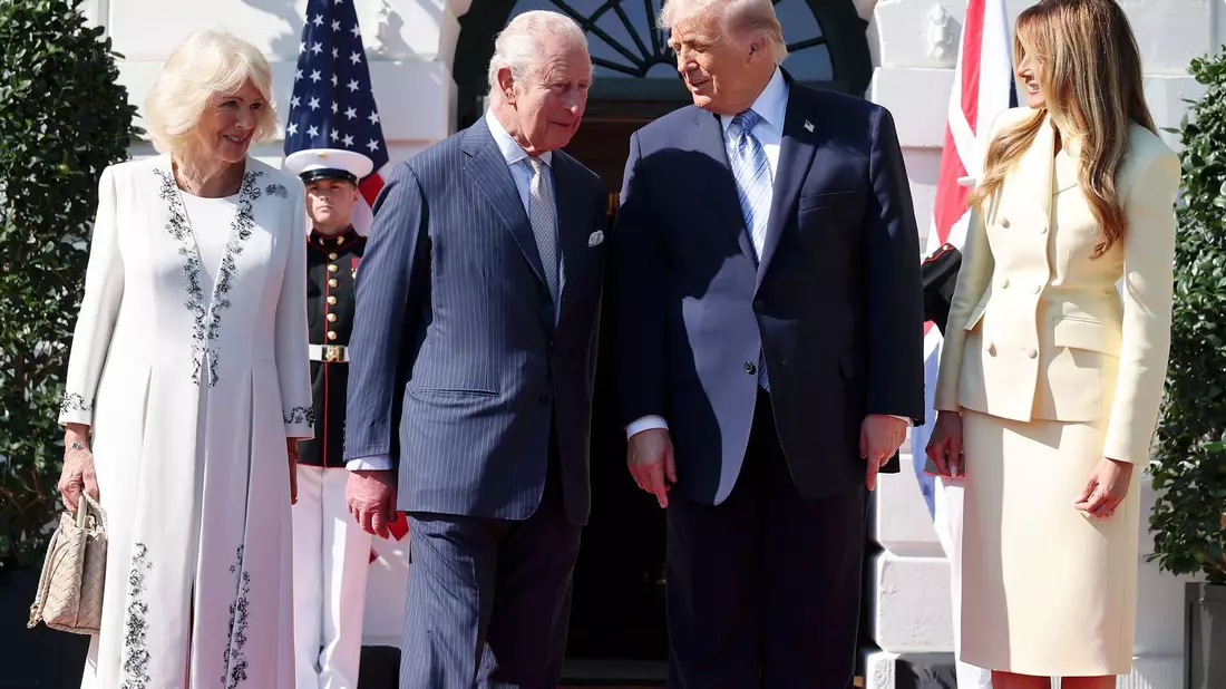 Trump und Charles tauschen sich aus. - Bild: Chris Jackson/PA Wire/dpa