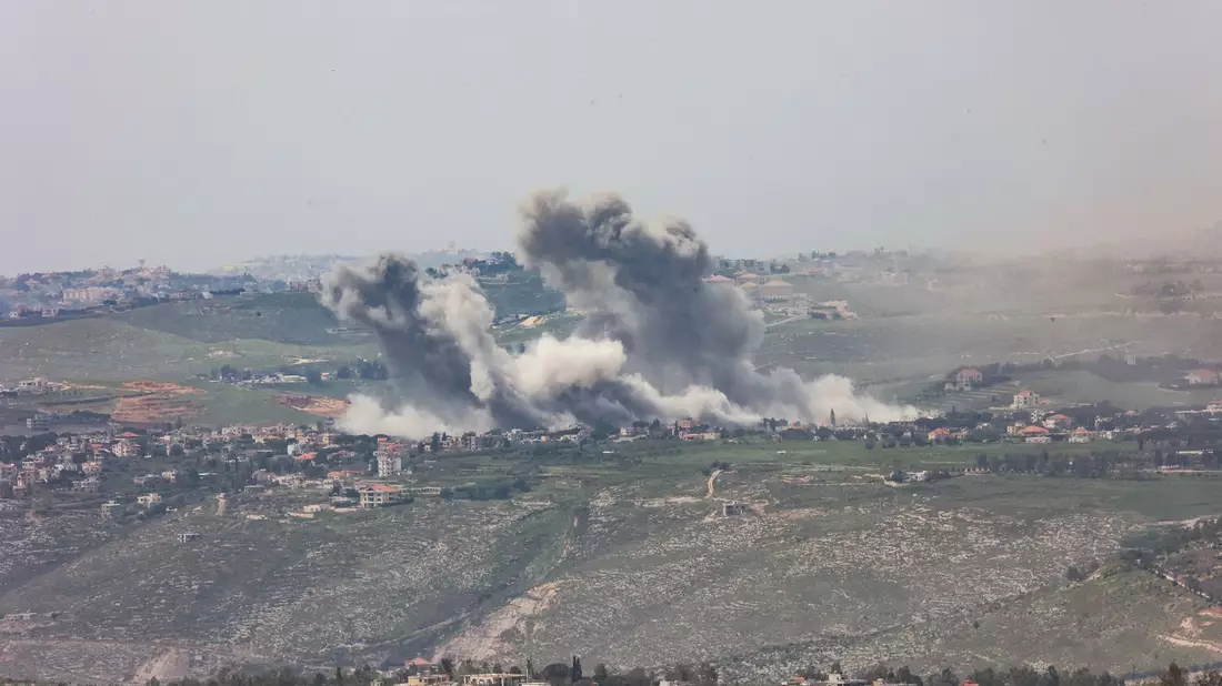 Trotz der Waffenruhe greift das israelische Militär weiterhin Stellungen der Hisbollah im Libanon an.  - Bild: Gil Cohen Magen/dpa