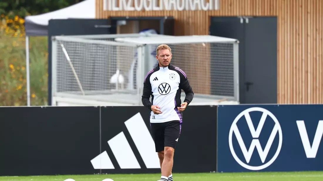 Julian Nagelsmann wird mit seinem WM-Kader im Stammquartier der Nationalmannschaft in Herzogenaurach in die Turniervorbereitung starten. (Archivbild) - Bild: Daniel Karmann/dpa