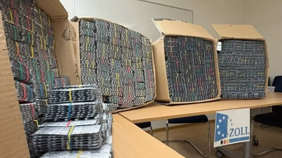 HZA-KI: Zoll stoppt Schmuggel auf der A1 - mehr als 300.000 Tabletten sichergestellt. - Bild: presseportal.de