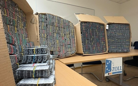 HZA-KI: Zoll stoppt Schmuggel auf der A1 - mehr als 300.000 Tabletten sichergestellt. - Foto: presseportal.de