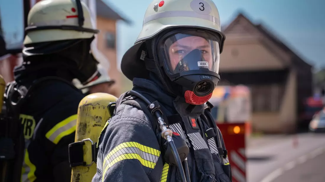 FW LK Neunkirchen: Brand auf Garagendach - Feuerwehr verhindert Schlimmeres - Bild: presseportal.de