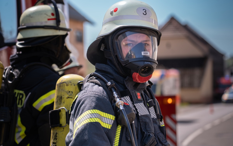 FW LK Neunkirchen: Brand auf Garagendach - Feuerwehr verhindert Schlimmeres - Foto: presseportal.de