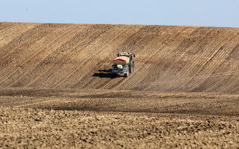 Steigende Düngermittelpreise bedrohen laut Weltbank die sichere Lebensmittelversorgung von Millionen von Menschen. (Archivbild) - Foto: Bernd Wüstneck/dpa