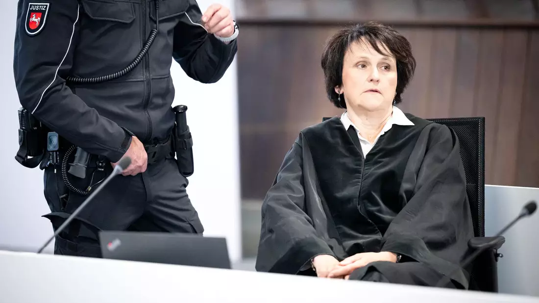 Die Staatsanwältin hält an dem Vorwurf des versuchten Mordes fest. - Bild: Sina Schuldt/dpa