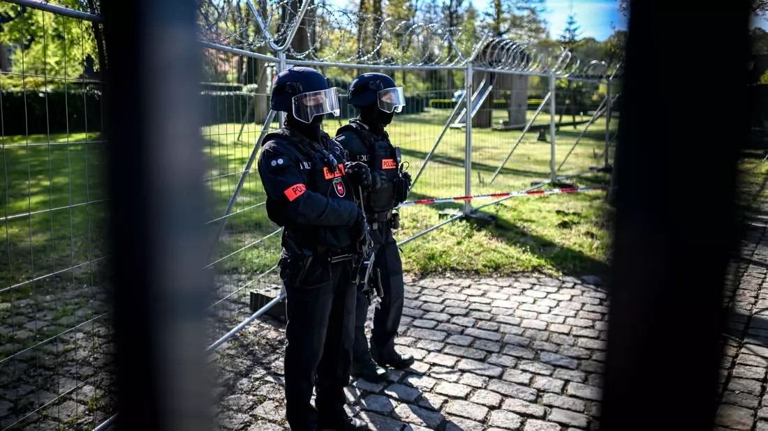 Das Verfahren steht unter besonderen Sicherheitsvorkehrungen. - Bild: Sina Schuldt/dpa