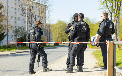 In Sachsen sind zwei Leichen und ein Schwerverletzter im Bereich eines Mehrfamilienhauses gefunden worden. - Foto: Jürgen Lösel/dpa