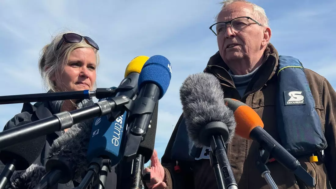 Umweltminister Till Backhaus (SPD, r) zeigte sich erleichtert. - Bild: Helena Dolderer/dpa