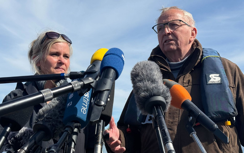 Umweltminister Till Backhaus (SPD, r) zeigte sich erleichtert. - Foto: Helena Dolderer/dpa
