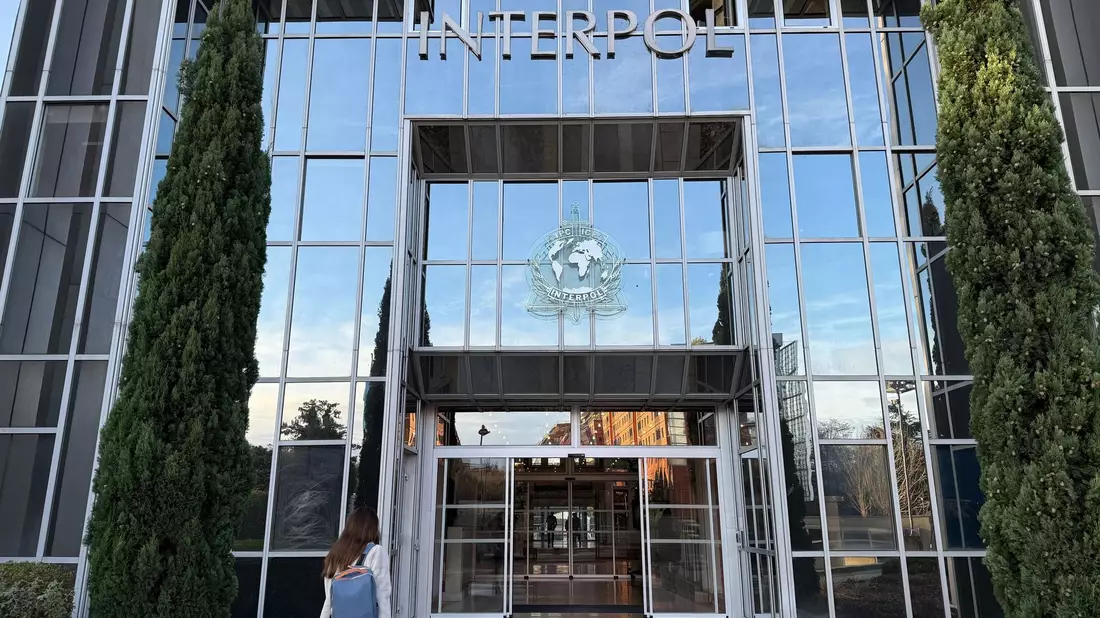 Sitz von Interpol in Lyon (Archivbild). Vor mehr als 20 Jahren wurde ihre Leiche in einer Regentonne in Frankreich gefunden - nun ist die Frau identifiziert und ein Verdächtiger geschnappt. - Bild: Rachel Sommer/dpa