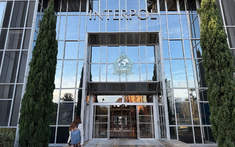 Sitz von Interpol in Lyon (Archivbild). Vor mehr als 20 Jahren wurde ihre Leiche in einer Regentonne in Frankreich gefunden - nun ist die Frau identifiziert und ein Verdächtiger geschnappt. - Foto: Rachel Sommer/dpa