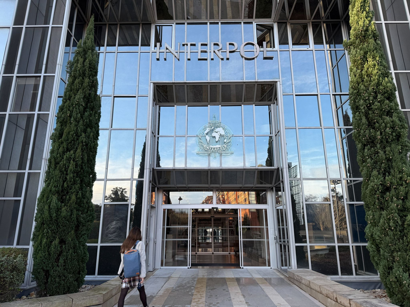 Sitz von Interpol in Lyon (Archivbild). Vor mehr als 20 Jahren wurde ihre Leiche in einer Regentonne in Frankreich gefunden - nun ist die Frau identifiziert und ein Verdächtiger geschnappt. - Foto: Rachel Sommer/dpa