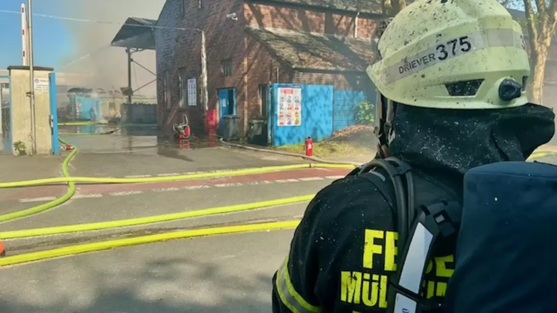 FW-MH: FW-MH: Großbrand in Gewerbebetrieb an der Ruhrorter Straße - Massive Rauchausbreitung fordert Feuerwehr stundenlang - Bild: presseportal.de