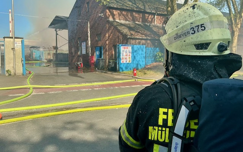 FW-MH: FW-MH: Großbrand in Gewerbebetrieb an der Ruhrorter Straße - Massive Rauchausbreitung fordert Feuerwehr stundenlang - Foto: presseportal.de