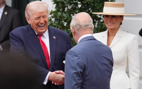 Trump (l.) hob die besondere Verbindung beider Nationen hervor. - Foto: Mark Schiefelbein/AP/dpa