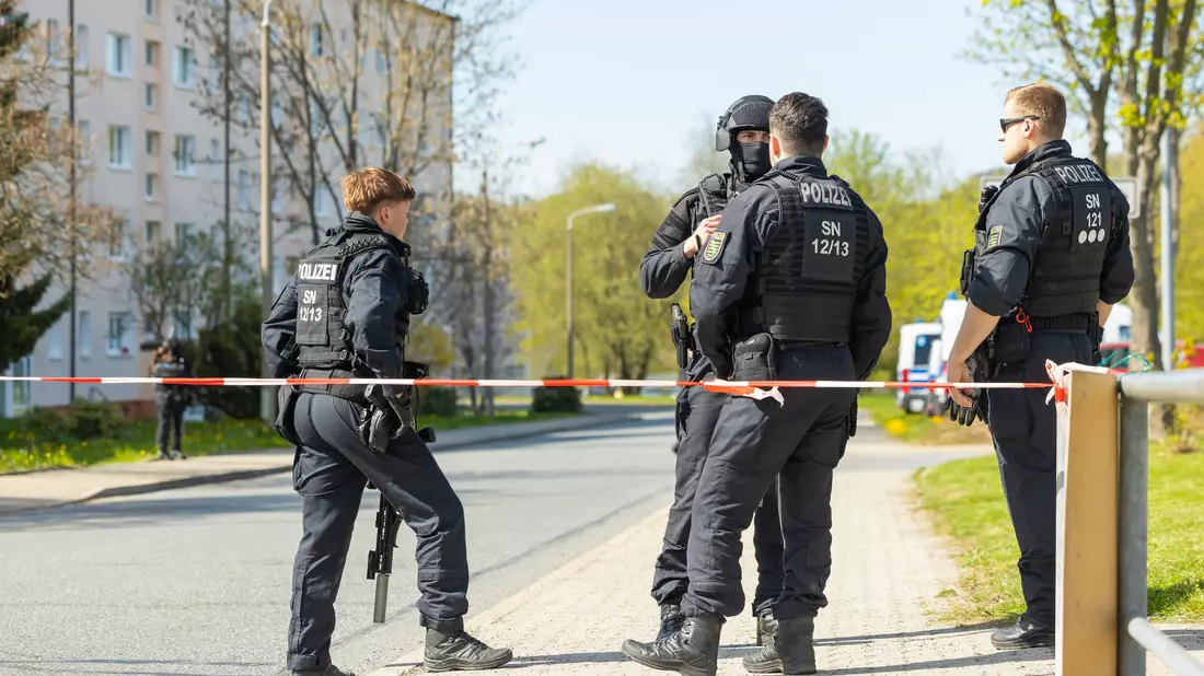 In Sachsen sind zwei Leichen und ein Schwerverletzter im Bereich eines Mehrfamilienhauses gefunden worden. - Bild: Jürgen Lösel/dpa