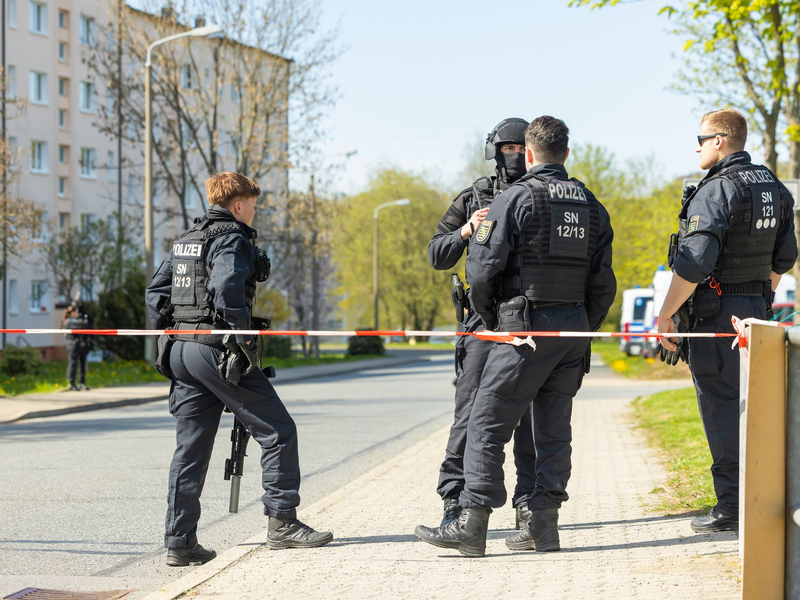 In Sachsen sind zwei Leichen und ein Schwerverletzter im Bereich eines Mehrfamilienhauses gefunden worden. - Foto: Jürgen Lösel/dpa
