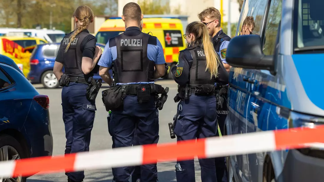 Am Dienstagmittag waren Hinweise auf Schüsse per Notruf eingegangen. Die Polizei ordnete dies den Angaben zufolge als lebensbedrohliche Einsatzlage ein. - Bild: Jürgen Lösel/dpa