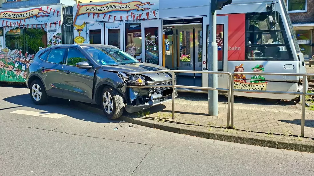 FW Ratingen: Verkehrsunfall zwischen Straßenbahn und PKW - Bild: presseportal.de