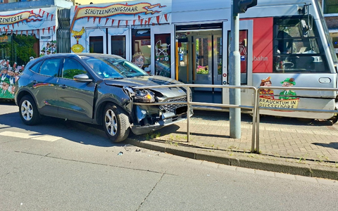 FW Ratingen: Verkehrsunfall zwischen Straßenbahn und PKW - Foto: presseportal.de