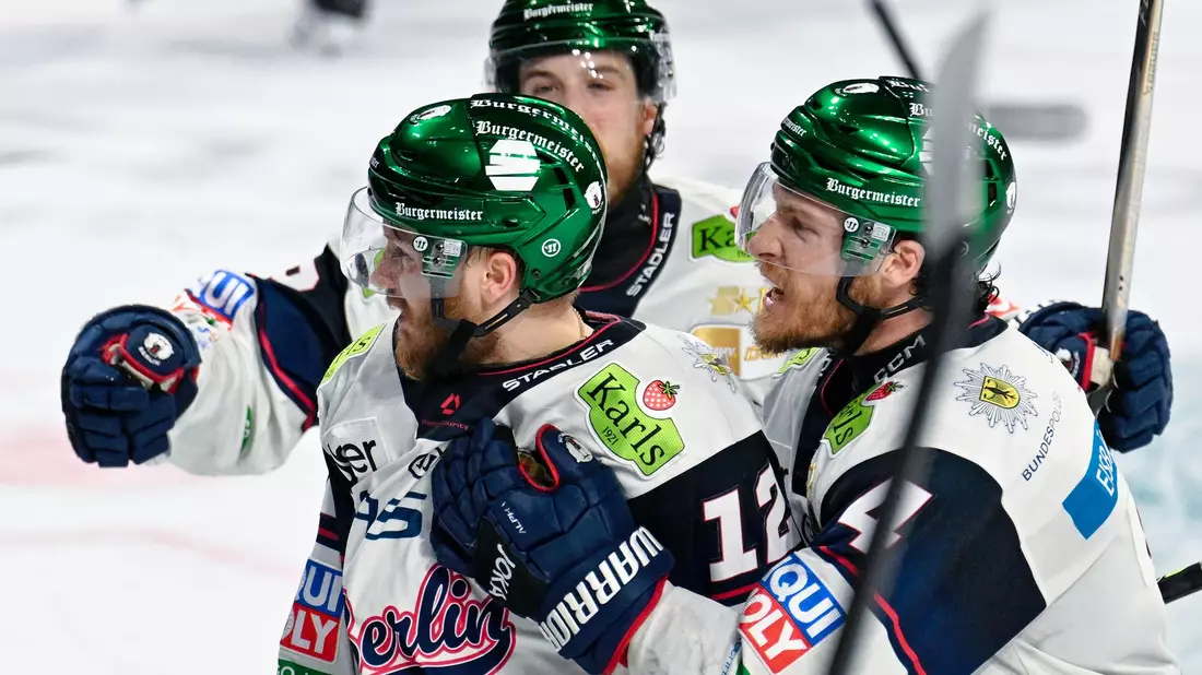 Jubeln auch im dritten Duell: Die Eisbären Berlin - Bild: Uwe Anspach/dpa