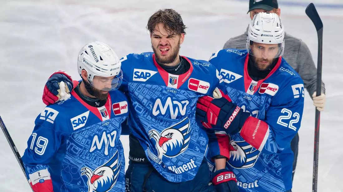Musste angeschlagen vom Eis: Maximilian Heim - Bild: Uwe Anspach/dpa