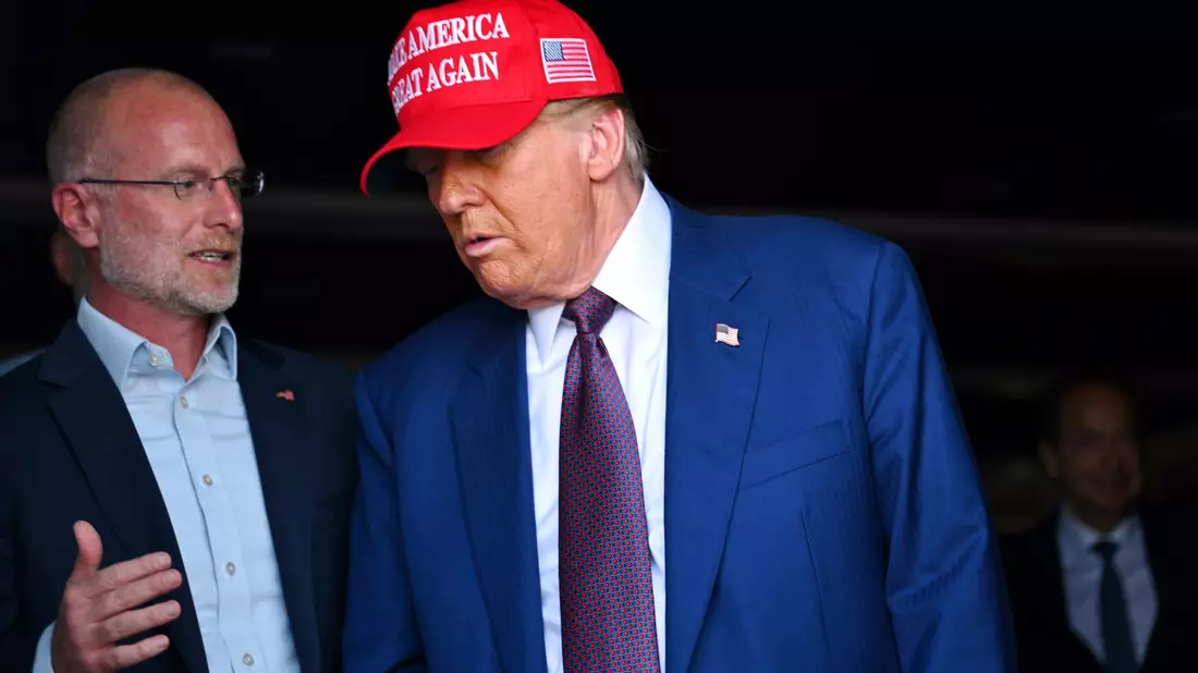 FCC-Chef Brendan Carr (l) ist ein Vertrauter von US-Präsident Donald Trump. (Archivbild) - Bild: Brandon Bell/Getty Images North America Pool via AP/dpa