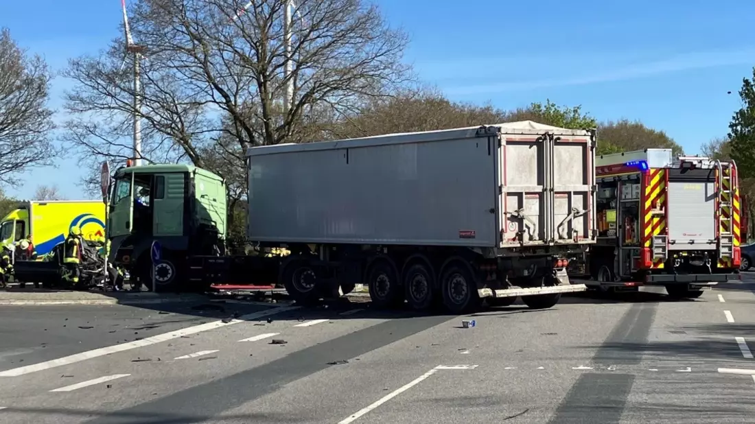 POL-CUX: Update zu tödlichem Verkehrsunfall auf der L135 im Bereich Hagen - Vollsperrung wird gegen 23:00 Uhr aufgehoben (Foto im Anhang) - Bild: presseportal.de