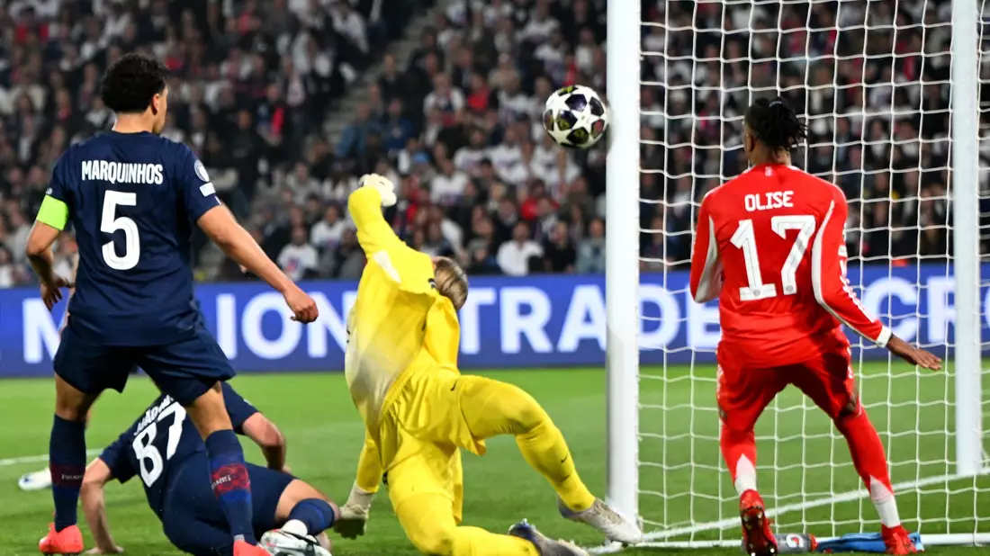 Nach einem Supersolo von Bayerns Michael Olise (r) landet der Ball am Pfosten. - Bild: Federico Gambarini/dpa