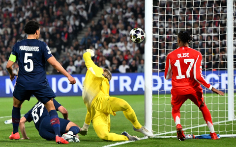 Nach einem Supersolo von Bayerns Michael Olise (r) landet der Ball am Pfosten. - Foto: Federico Gambarini/dpa