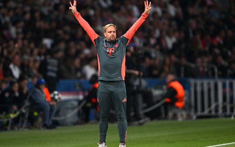 Der Münchner Aushilfs-Chefcoach in Aktion: Kompany-Assistent Aaron Danks trug wie immer einen Trainingsanzug. - Foto: Federico Gambarini/dpa